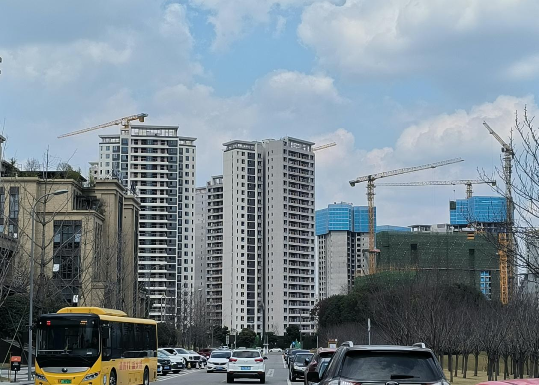 房产市场还在调整期  政府因城施策多城市取消房贷利率下限